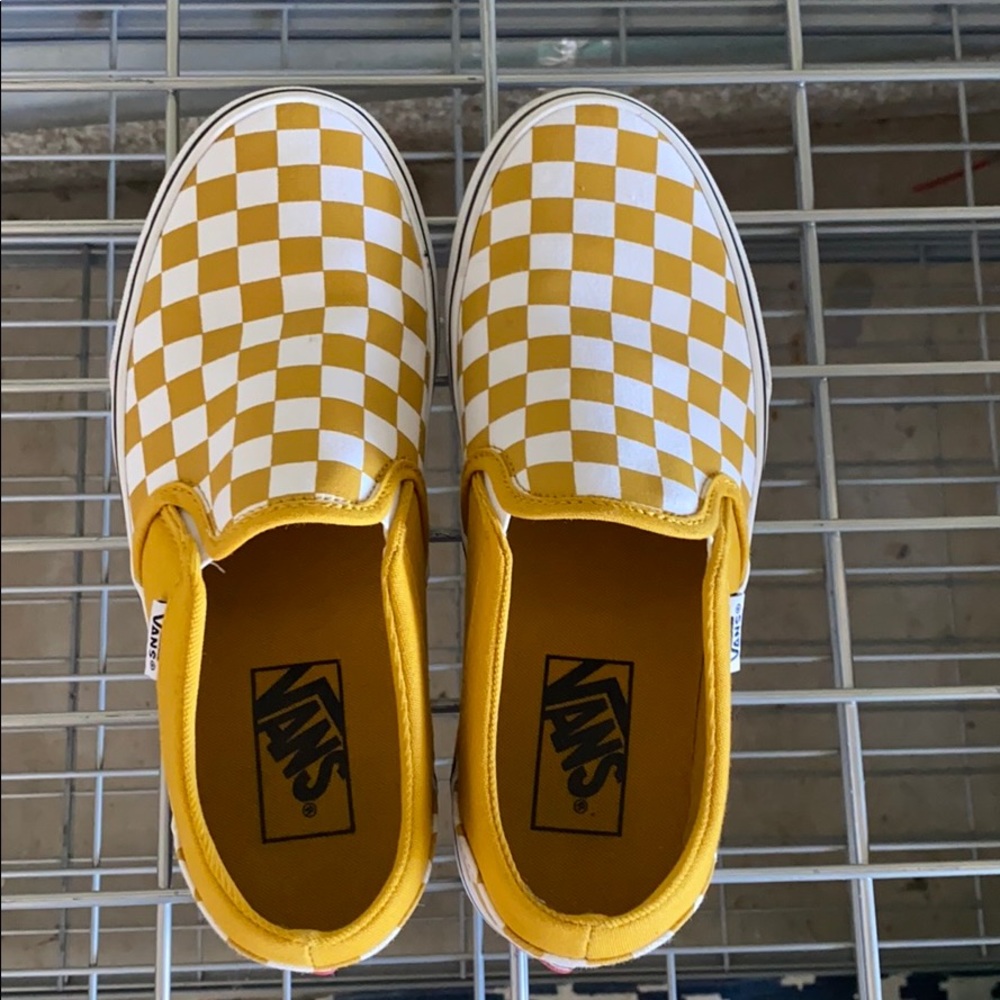 *LIKE NEW CHECKERED VANS SLIP ON, SZ 7 WOMENS